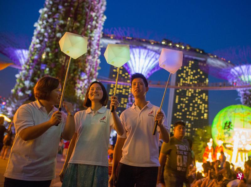 公众可下载手机应用,当靠近现场的巨型灯笼时,手机就会通过蓝牙技术感应而发出不同颜色的光,为赏灯活动增添互动性。(滨海湾花园提供) 公众可下载手机应用,当靠近现场的巨型灯笼时,手机就会通过蓝牙技术感应而发出不同颜色的光,为赏灯活动增添互动性。(滨海湾花园提供)