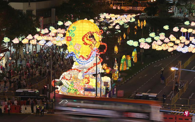 牛车水昨天举行中秋节亮灯仪式,亮眼夺目的巨型嫦娥造型和彩色云朵灯笼为街道增添姿彩。(邬福梁摄) 牛车水昨天举行中秋节亮灯仪式,亮眼夺目的巨型嫦娥造型和彩色云朵灯笼为街道增添姿彩。(邬福梁摄)