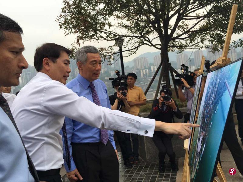 凯德集团在渝的重庆来福士项目,预计今年底推出其中一栋住宅预售。我国总理李显龙(左三)前天到访重庆时参观重庆来福士项目展示中心,聆听凯德集团总裁兼首席执行官林明彦(左二)汇报项目的进展情况。左一为随行的外长维文医生。(顾功垒摄) 凯德集团在渝的重庆来福士项目,预计今年底推出其中一栋住宅预售。我国总理李显龙(左三)前天到访重庆时参观重庆来福士项目展示中心,聆听凯德集团总裁兼首席执行官林明彦(左二)汇报项目的进展情况。左一为随行的外长维文医生。(顾功垒摄)