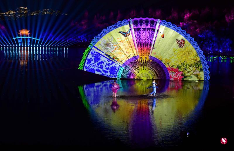 出席二十国集团(G20)领导人杭州峰会的G20成员和嘉宾国领导人,以及有关国际组织负责人,昨晚在西湖景区观看由张艺谋总导演的《最忆是杭州》实景演出交响音乐会。(新华社) 出席二十国集团(G20)领导人杭州峰会的G20成员和嘉宾国领导人,以及有关国际组织负责人,昨晚在西湖景区观看由张艺谋总导演的《最忆是杭州》实景演出交响音乐会。(新华社)