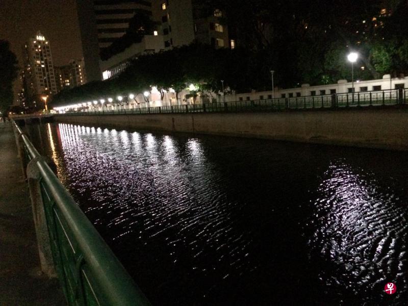 新加坡河上游,夜色中的平静。 新加坡河上游,夜色中的平静。