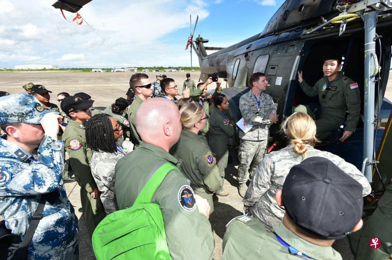 我国武装部队人员在搜救行动过程中向参与多边演习人员解释超级美洲豹直升机的功能。新加坡这次演习派遣两架超级美洲豹直升机。(取自面簿) 我国武装部队人员在搜救行动过程中向参与多边演习人员解释超级美洲豹直升机的功能。新加坡这次演习派遣两架超级美洲豹直升机。(取自面簿)