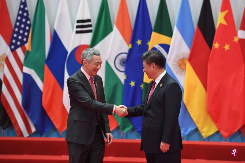 李显龙总理与中国国家主席习近平握手。(法新社) 李显龙总理与中国国家主席习近平握手。(法新社)