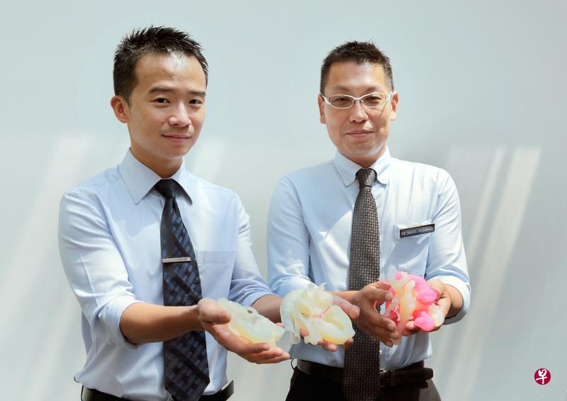 竹脚妇幼医院心脏科顾问医生陈敬杰(左)与心胸外科顾问医生中尾雅一,采用3D打印的心脏模型,在更清楚了解孩童病患的病况后,以更精确的方式规划手术程序。(严宣融摄)
竹脚妇幼医院心脏科顾问医生陈敬杰(左)与心胸外科顾问医生中尾雅一,采用3D打印的心脏模型,在更清楚了解孩童病患的病况后,以更精确的方式规划手术程序。(严宣融摄)