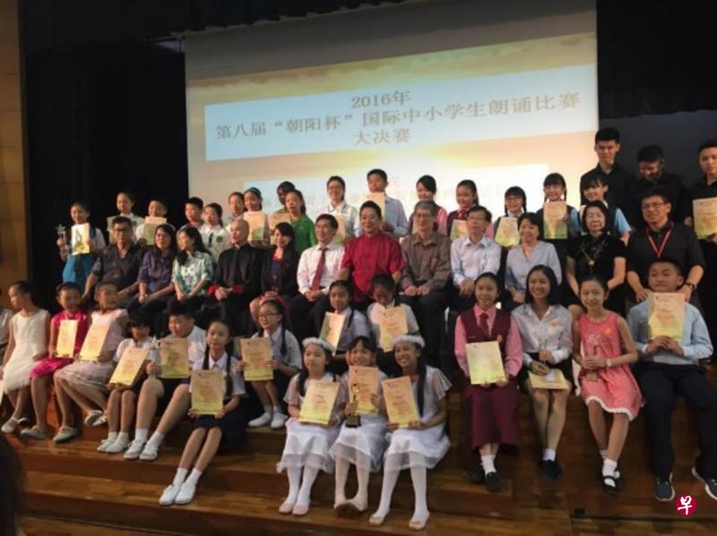 获奖的同学合影留念。 获奖的同学合影留念。