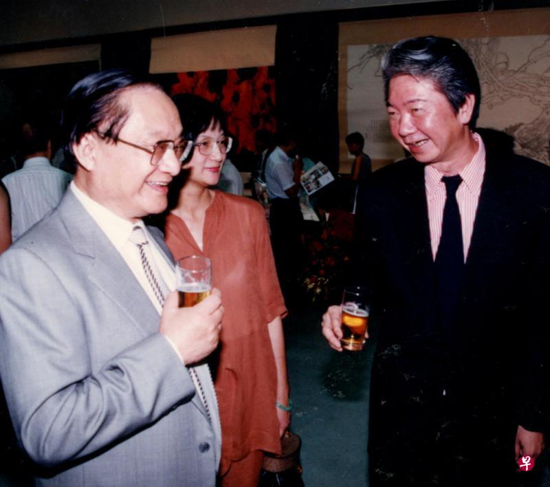 查良镛和黄永玉是旧同事,也是好朋友,黄永玉在1993年的画展,查大侠偕太太(左一、二)和蔡澜一起出席。(明报资料室) 查良镛和黄永玉是旧同事,也是好朋友,黄永玉在1993年的画展,查大侠偕太太(左一、二)和蔡澜一起出席。(明报资料室)