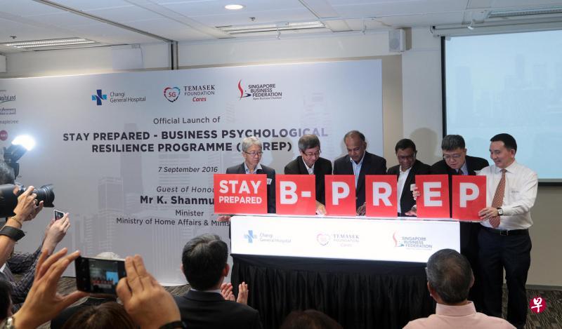 内政部长兼律政部长尚穆根(左三)同淡马锡主席林文兴(左二)、企业心理韧性培育计划指导委员会主席顾蔡矶(左一)、淡马锡关怀基金会主席马格纳斯(右三)、樟宜综合医院总裁李建恩医生(右二),以及新加坡工商联合总会助理秘书长许达连,一起为企业心理韧性培育计划主持推展仪式。(林泽锐摄) 内政部长兼律政部长尚穆根(左三)同淡马锡主席林文兴(左二)、企业心理韧性培育计划指导委员会主席顾蔡矶(左一)、淡马锡关怀基金会主席马格纳斯(右三)、樟宜综合医院总裁李建恩医生(右二),以及新加坡工商联合总会助理秘书长许达连,一起为企业心理韧性培育计划主持推展仪式。(林泽锐摄)