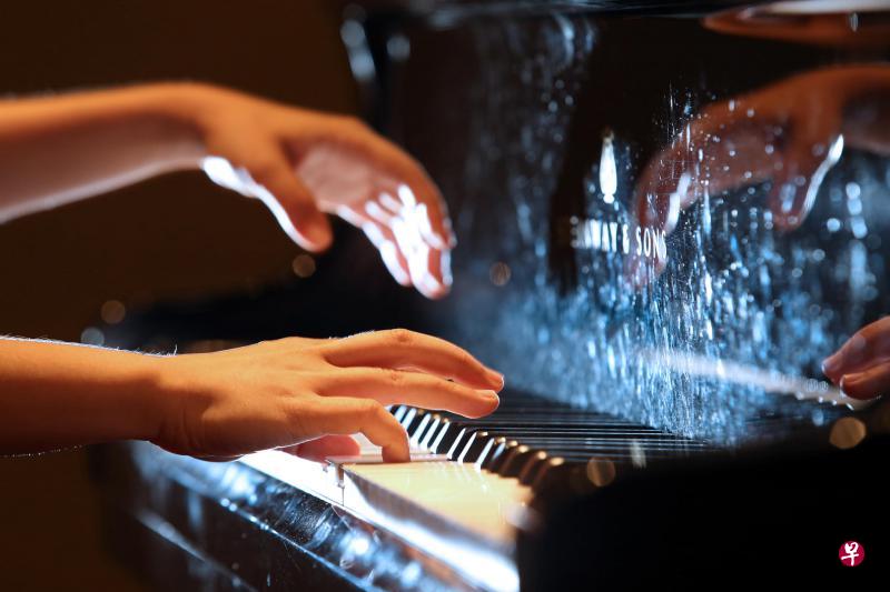 冼思恩认为,不应该视手指为单独个体。对她来说,音乐和身体都应该是一体的。 冼思恩认为,不应该视手指为单独个体。对她来说,音乐和身体都应该是一体的。