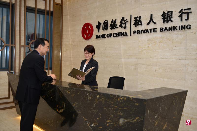 中国银行私人银行客户经理和投资顾问在语言、文化及信任基础上具有优势，能利用中国银行的国际渠道和网络，帮助中国富裕人士通过新加坡走向世界。（中国银行提供）
