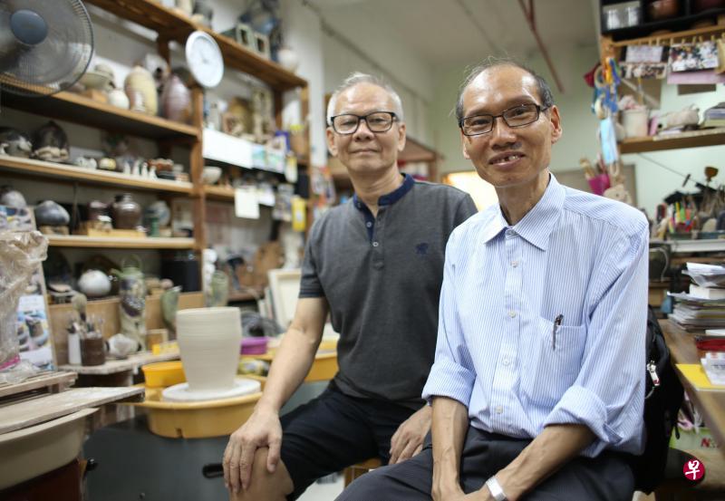 本地书画家潘永强(右)和陶艺家林华俊第一次合作推出“艺满法华”书法陶艺作品展览。 本地书画家潘永强(右)和陶艺家林华俊第一次合作推出“艺满法华”书法陶艺作品展览。