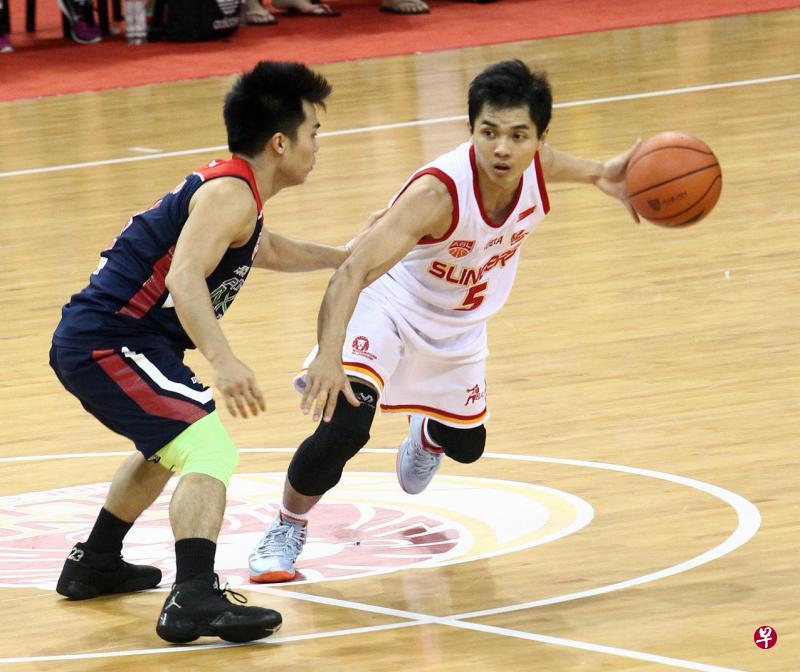 新加坡国家队主力球员黄伟龙(右)目前还未接受腾飞之狮的合约。(档案照片) 新加坡国家队主力球员黄伟龙(右)目前还未接受腾飞之狮的合约。(档案照片)