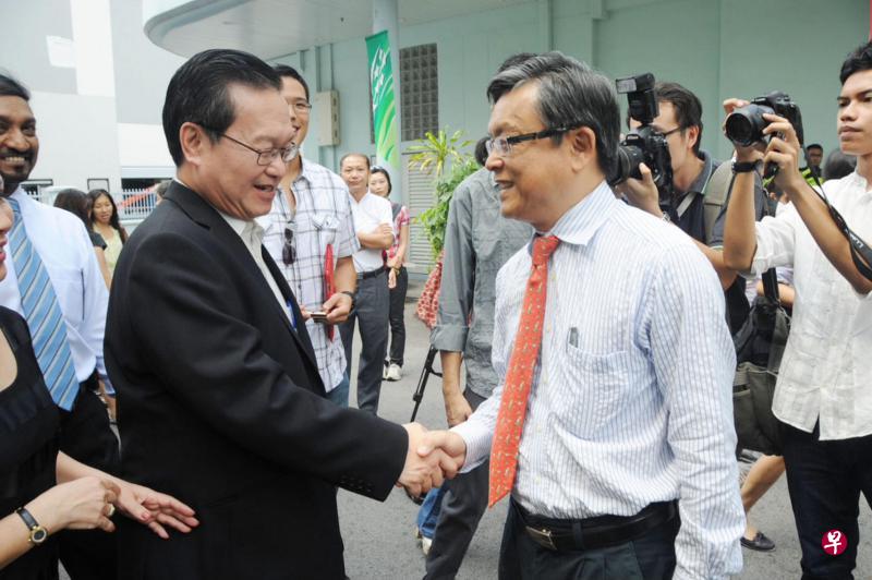 担任总统门槛一旦提高,曾参与2011年总统选举的陈如斯(右)将不再符合资格标准。职总英康保险前总裁陈钦亮(左)则符合标准,但他表示不会再竞选。(档案照片) 担任总统门槛一旦提高,曾参与2011年总统选举的陈如斯(右)将不再符合资格标准。职总英康保险前总裁陈钦亮(左)则符合标准,但他表示不会再竞选。(档案照片)