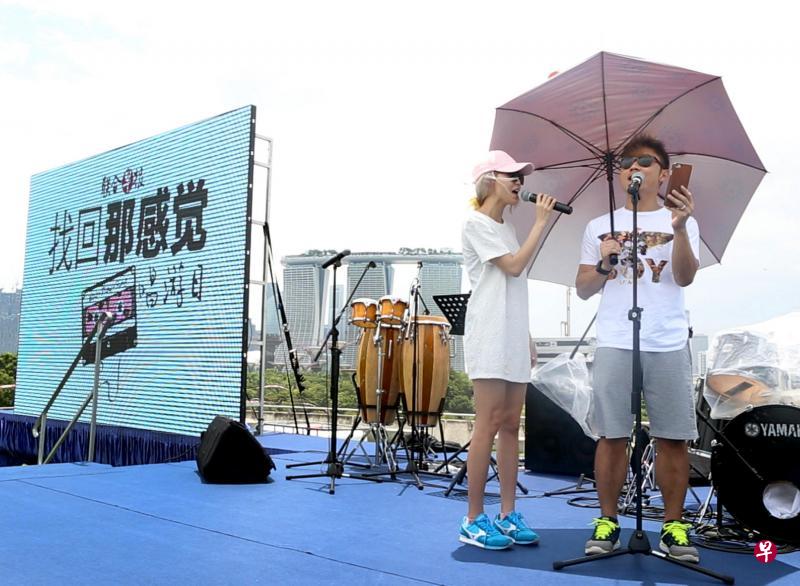 郑可为(左)和沈志豪昨天在滨海堤坝彩排,他们今天将和本地多位歌手带领观众一同高歌,回味多首动人的本地金曲。(陈斌勤摄) 郑可为(左)和沈志豪昨天在滨海堤坝彩排,他们今天将和本地多位歌手带领观众一同高歌,回味多首动人的本地金曲。(陈斌勤摄)