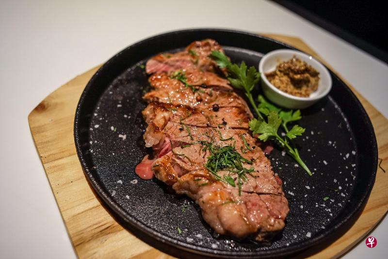 适合配搭红酒的炭烤牛排,牛排至少熟成30天。 适合配搭红酒的炭烤牛排,牛排至少熟成30天。