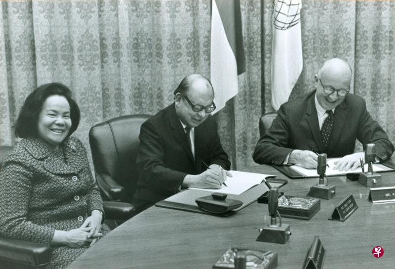 当年代表我国签署贷款合约的是我国驻美国前大使蒙特罗(Ernest Steven Monteiro,中),时任世界银行副行长纳普(J.Burke Knapp,右),世界银行新加坡执行董事友苏达拉(Suparb Yossundara,左)。(国大提供) 当年代表我国签署贷款合约的是我国驻美国前大使蒙特罗(Ernest Steven Monteiro,中),时任世界银行副行长纳普(J.Burke Knapp,右),世界银行新加坡执行董事友苏达拉(Suparb Yossundara,左)。(国大提供)