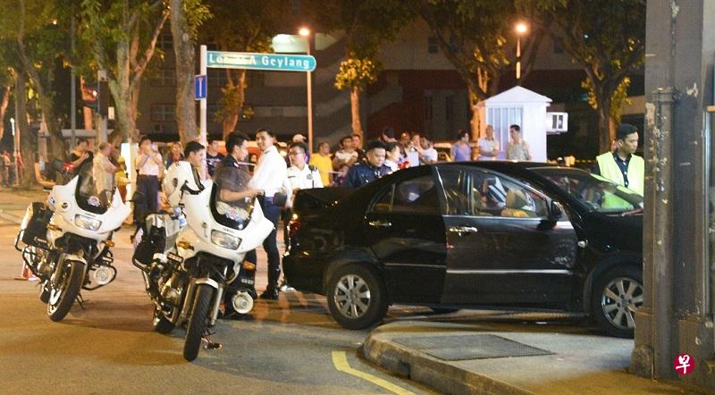  警方大阵仗，出动10多辆车， 狂追1 6公里后男子最终落网。(林成源 摄影)