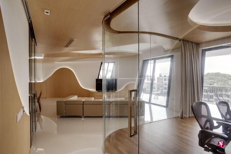 设计师敲掉书房墙壁,改用玻璃屏,引入阳光,室内更明亮。 设计师敲掉书房墙壁,改用玻璃屏,引入阳光,室内更明亮。