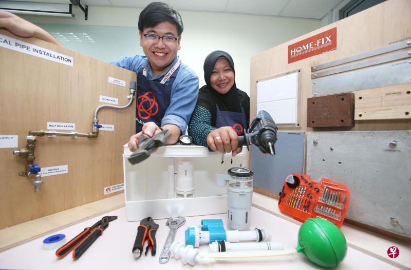 负责授课的Home-Fix职员钟允杰(左)和茱莉亚娜希望学员能通过课程掌握基本的家居维修和保养方法,并在日常生活中学以致用。(邝启聪摄) 负责授课的Home-Fix职员钟允杰(左)和茱莉亚娜希望学员能通过课程掌握基本的家居维修和保养方法,并在日常生活中学以致用。(邝启聪摄)