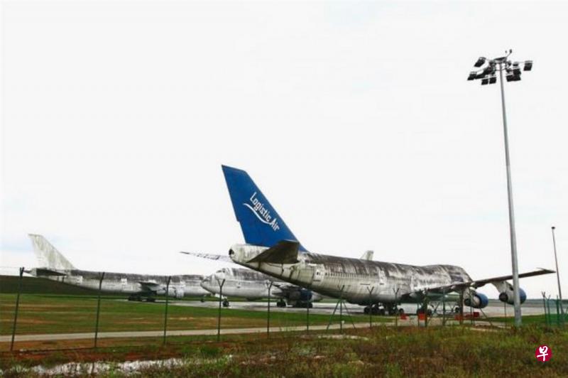 遭弃置的波音747飞机机身布满灰尘和污迹,且长年失修,恐怕已不适合飞行。(互联网) 遭弃置的波音747飞机机身布满灰尘和污迹,且长年失修,恐怕已不适合飞行。(互联网)