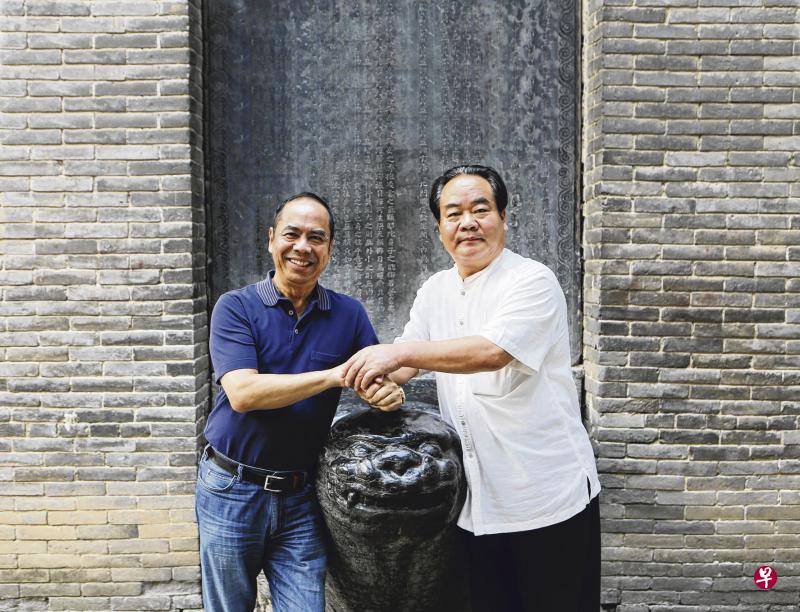 邱新航(右):我和魏成辉主席可是一见如故啊,合作一拍即合,这是天作之合。我们开给魏总的是优惠价,志在争取魏主席的合作,把集团带上另一个发展新阶段。我们并不计较眼前的出价、还价差距,我们要实现双赢的长期目标,因此我们不但是中外企业之间的合作,也是华人企业家将心比心的合作。(受访者提供) 邱新航(右):我和魏成辉主席可是一见如故啊,合作一拍即合,这是天作之合。我们开给魏总的是优惠价,志在争取魏主席的合作,把集团带上另一个发展新阶段。我们并不计较眼前的出价、还价差距,我们要实现双赢的长期目标,因此我们不但是中外企业之间的合作,也是华人企业家将心比心的合作。(受访者提供)