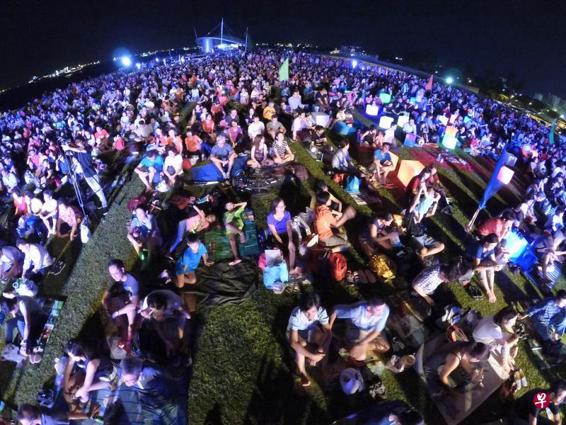夜幕下，听着一首首耳熟能详的歌曲，让早报读者和观众度过一个欢乐周末。（龙国雄摄）