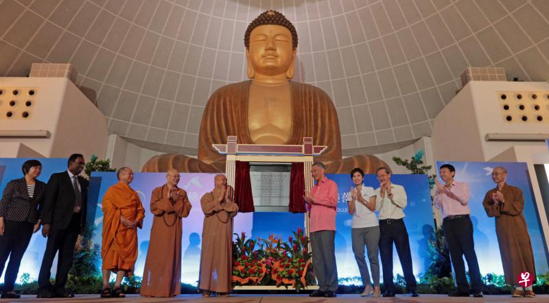 李显龙总理(右五)昨天为光明山普觉禅寺设立的新加坡佛学院新楼主持开幕仪式。站在揭幕牌匾另一边的是光明山普觉禅寺方丈释广声法师,出席开幕式的还包括总理公署、外交部兼交通部高级政务部长杨莉明(右四)、总理公署兼人力部政务部长陈振泉(右三),以及卫生部兼通讯及新闻部政务部长徐芳达(右二)。(林泽锐摄) 李显龙总理(右五)昨天为光明山普觉禅寺设立的新加坡佛学院新楼主持开幕仪式。站在揭幕牌匾另一边的是光明山普觉禅寺方丈释广声法师,出席开幕式的还包括总理公署、外交部兼交通部高级政务部长杨莉明(右四)、总理公署兼人力部政务部长陈振泉(右三),以及卫生部兼通讯及新闻部政务部长徐芳达(右二)。(林泽锐摄)