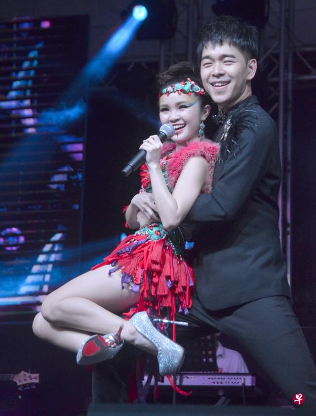 歌台艺人李宝恩(左)与谢温。(曾美玲摄) 歌台艺人李宝恩(左)与谢温。(曾美玲摄)