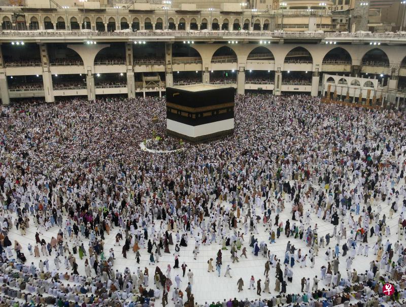 穆斯林在麦加圣城进行环绕圣堂典礼。(法新社) 穆斯林在麦加圣城进行环绕圣堂典礼。(法新社)