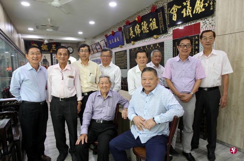 太原王氏公会在热烈庆祝始祖子乔公诞辰暨成立80周年之际,也为公会继往开来做好准备,前排为王邦益(右)和王金生。后排右起为王全炮、王成福、王廷清、王丁山、王志勤、王邦源、王邦晏、王权。(李天锜摄) 太原王氏公会在热烈庆祝始祖子乔公诞辰暨成立80周年之际,也为公会继往开来做好准备,前排为王邦益(右)和王金生。后排右起为王全炮、王成福、王廷清、王丁山、王志勤、王邦源、王邦晏、王权。(李天锜摄)