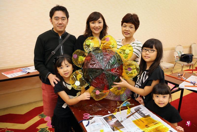 玲子康之（左）和太太视灯笼制作工作坊为亲子活动，带了三个女儿参加，后排右一为指导老师胡洁冰。