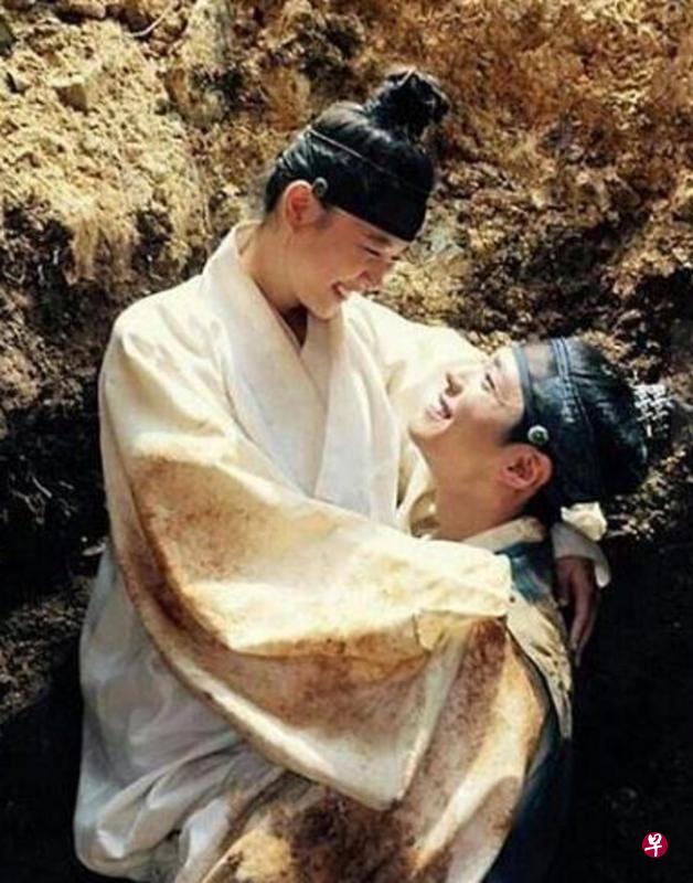 金裕贞(左)剧中女扮男装,与朴宝剑上演伪男男恋。(网络图) 金裕贞(左)剧中女扮男装,与朴宝剑上演伪男男恋。(网络图)