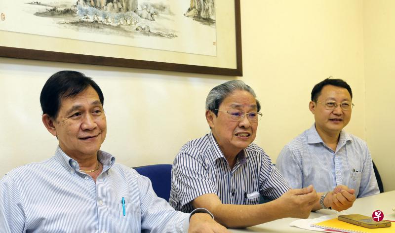 新加坡中药学院今年7月停办中药专业课程。左起是中药学院董事会副主席兼副院长邓尚正、董事会和院务委员会主席李长沙和中药学院院长朱文骏。(林国明摄) 新加坡中药学院今年7月停办中药专业课程。左起是中药学院董事会副主席兼副院长邓尚正、董事会和院务委员会主席李长沙和中药学院院长朱文骏。(林国明摄)