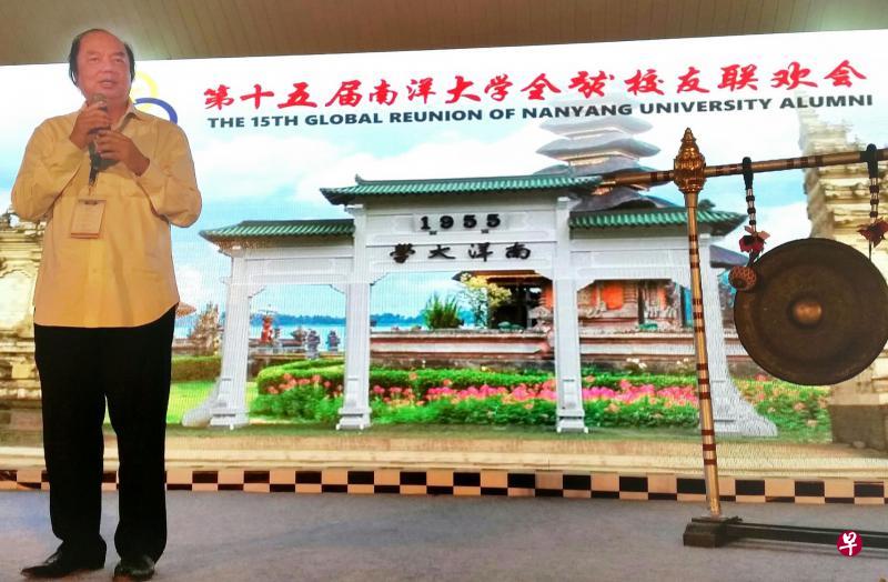 翁俊民在联欢会上指出,只有全球校友齐心协力支持校友基金,南大那种在逆境中奋斗的自强不息精神,才会变得更有意义。(新明日报) 翁俊民在联欢会上指出,只有全球校友齐心协力支持校友基金,南大那种在逆境中奋斗的自强不息精神,才会变得更有意义。(新明日报)