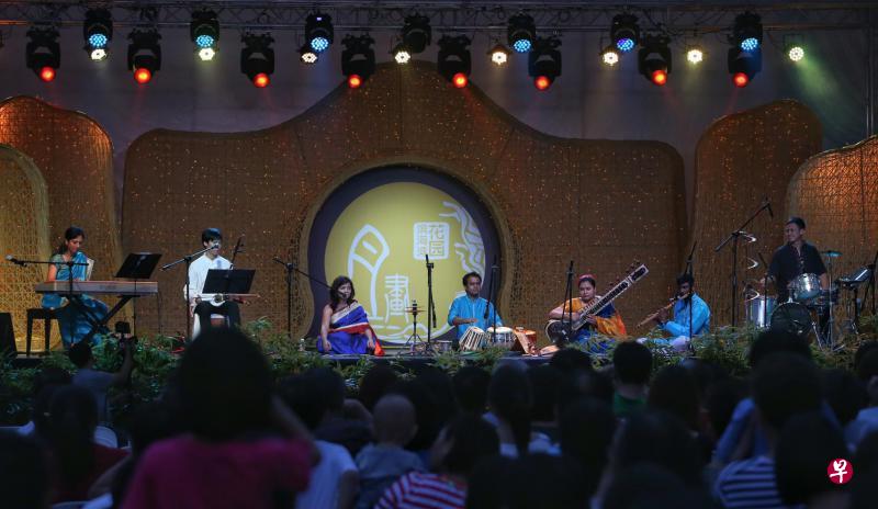 由印度族和华族人士组成的“Nawaz Mirajkar and Friends”使用传统的印度、中国和西方乐器演奏一系列传统和现代曲目。(林国明摄) 由印度族和华族人士组成的“Nawaz Mirajkar and Friends”使用传统的印度、中国和西方乐器演奏一系列传统和现代曲目。(林国明摄)