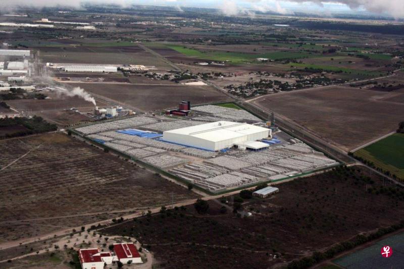 墨西哥城镇一家位于沙漠深处的工厂铝库存航拍图。美国铝业人士称,这批存货由中资铝业巨头、在港上市的中国忠旺运往墨西哥,试图取道墨国运入美国逃避关税。(互联网) 墨西哥城镇一家位于沙漠深处的工厂铝库存航拍图。美国铝业人士称,这批存货由中资铝业巨头、在港上市的中国忠旺运往墨西哥,试图取道墨国运入美国逃避关税。(互联网)