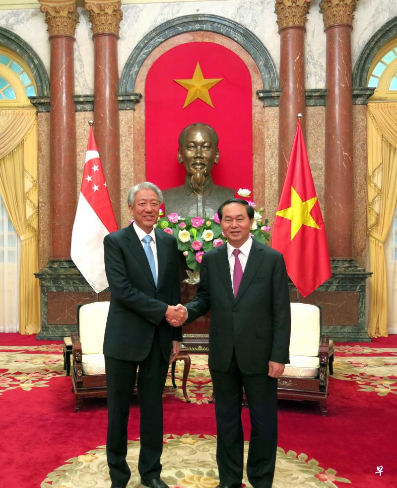 副总理张志贤前天同越南国家主席陈大光(右)会晤,重申新越极佳的双边关系。(外交部提供) 副总理张志贤前天同越南国家主席陈大光(右)会晤,重申新越极佳的双边关系。(外交部提供)