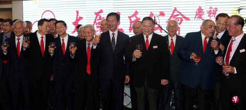 王乙康(前排左五)及王邦益(前排左六)跟全体理事向国内外宗亲及来宾敬酒。(邝启聪摄) 王乙康(前排左五)及王邦益(前排左六)跟全体理事向国内外宗亲及来宾敬酒。(邝启聪摄)