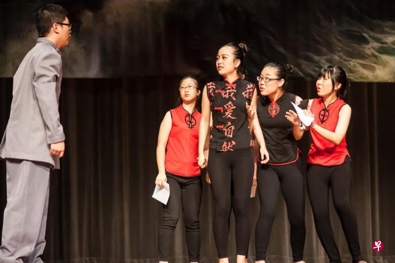 不同国家与地区的学生在“上海之声”音乐剧中碰撞出新火花,左为龙骏。(华中国际学校提供图片) 不同国家与地区的学生在“上海之声”音乐剧中碰撞出新火花,左为龙骏。(华中国际学校提供图片)