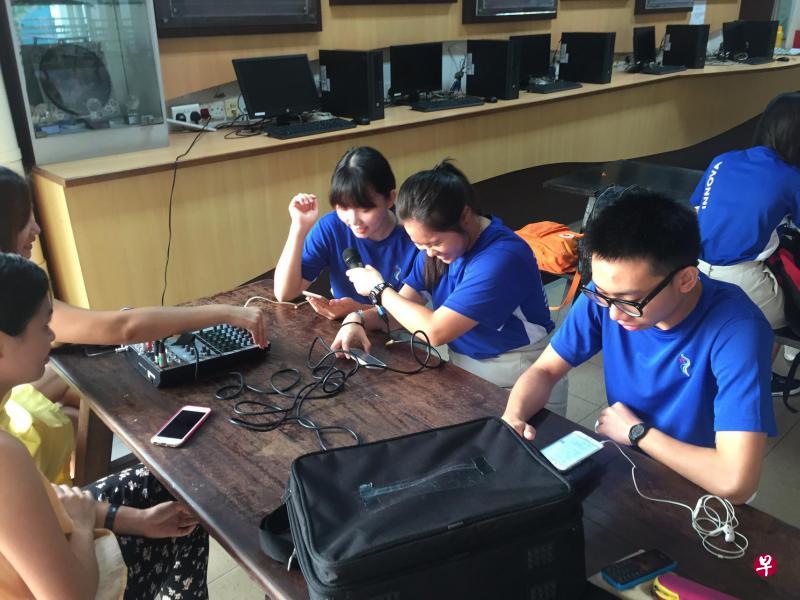 学生广播除了为星烁校园的早晨营造欢乐气氛,还能提高广播员的自信和演说能力。(星烁学院提供) 学生广播除了为星烁校园的早晨营造欢乐气氛,还能提高广播员的自信和演说能力。(星烁学院提供)