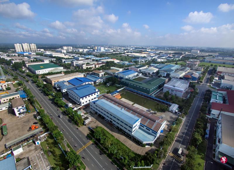 越南新加坡工业园合资公司成立20年,为越南吸引来自超过630家跨国企业的投资,外资总额达90亿美元(约123亿新元),图为合资公司在平阳省的首个大型工业园项目。(胜科城镇发展公司提供) 越南新加坡工业园合资公司成立20年,为越南吸引来自超过630家跨国企业的投资,外资总额达90亿美元(约123亿新元),图为合资公司在平阳省的首个大型工业园项目。(胜科城镇发展公司提供)