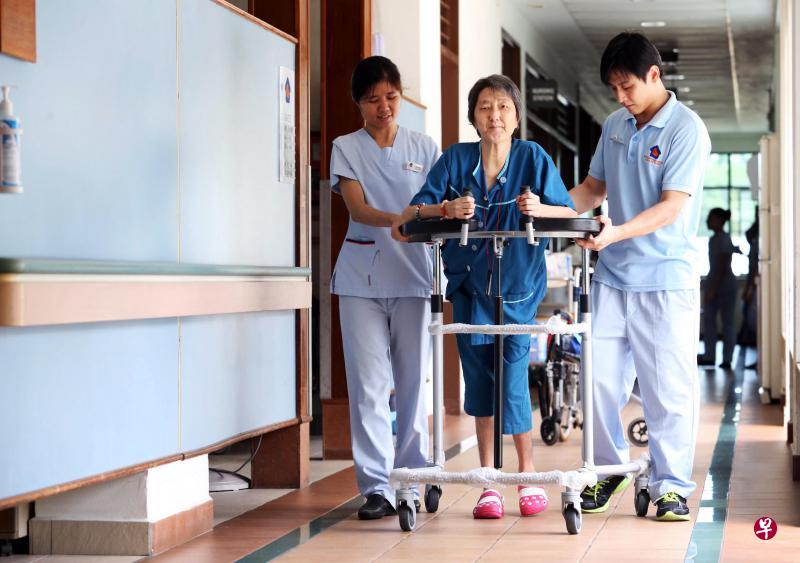 为提升疗养院的运作能力和效率,以应对人手不足的问题,新加坡国立大学医学组织与卫理福利服务合作推出“区域医护人力计划”,从今年11月起借调国大医院的医护人员到疗养院任职。(邬福梁摄) 为提升疗养院的运作能力和效率,以应对人手不足的问题,新加坡国立大学医学组织与卫理福利服务合作推出“区域医护人力计划”,从今年11月起借调国大医院的医护人员到疗养院任职。(邬福梁摄)