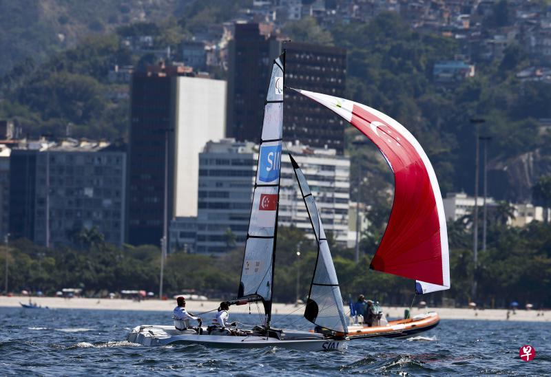 我国帆船组合陈威强(左)和叶倩吟在第六赛段获得第三名佳绩。(路透社) 我国帆船组合陈威强(左)和叶倩吟在第六赛段获得第三名佳绩。(路透社)