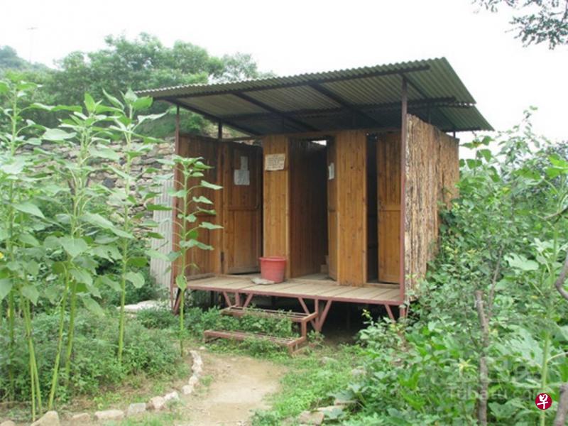 中国农村掀起“厕所革命”,以较现代化的有门厕所取代土坑。(互联网) 中国农村掀起“厕所革命”,以较现代化的有门厕所取代土坑。(互联网)