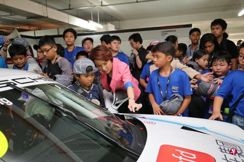 贸工部兼教育部政务次长刘燕玲(粉红衣者)与85名孩童参观车房。(谢智扬摄) 贸工部兼教育部政务次长刘燕玲(粉红衣者)与85名孩童参观车房。(谢智扬摄)