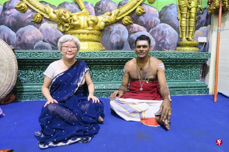 作者(左)与圣乐老师Sundaramuthi Othuvar (舜达拉慕缇)合唱湿婆神赞颂曲,摄于位于小印度的Veerama Kaliaman印度庙。 作者(左)与圣乐老师Sundaramuthi Othuvar (舜达拉慕缇)合唱湿婆神赞颂曲,摄于位于小印度的Veerama Kaliaman印度庙。