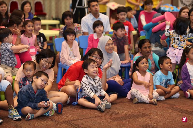 “大家一起玩”亲子活动让孩子和家长增加互动机会。(摄影/梁伟康) “大家一起玩”亲子活动让孩子和家长增加互动机会。(摄影/梁伟康)