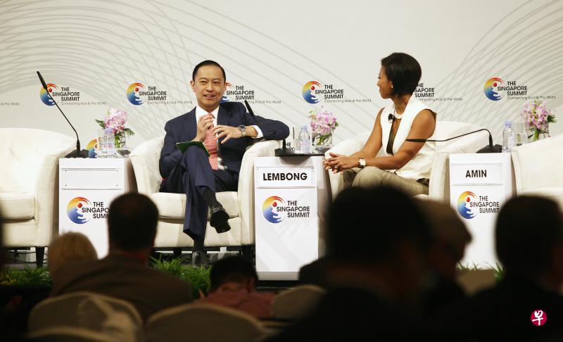 印尼投资协调局主席林邦(左)认为,社会精英如今要做的是学会聆听和使用平常人的语言。右是彭博电视新闻记者及主播哈斯琳达(Haslinda Amin)。(陈福洲摄) 印尼投资协调局主席林邦(左)认为,社会精英如今要做的是学会聆听和使用平常人的语言。右是彭博电视新闻记者及主播哈斯琳达(Haslinda Amin)。(陈福洲摄)