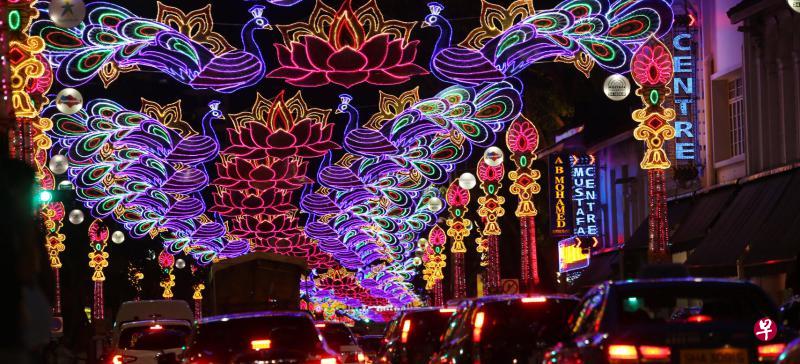 小印度今年的屠妖节灯饰设计主题是孔雀和莲花,主办方以150万个LED灯泡照亮小印度的街道。(陈渊庄摄) 小印度今年的屠妖节灯饰设计主题是孔雀和莲花,主办方以150万个LED灯泡照亮小印度的街道。(陈渊庄摄)