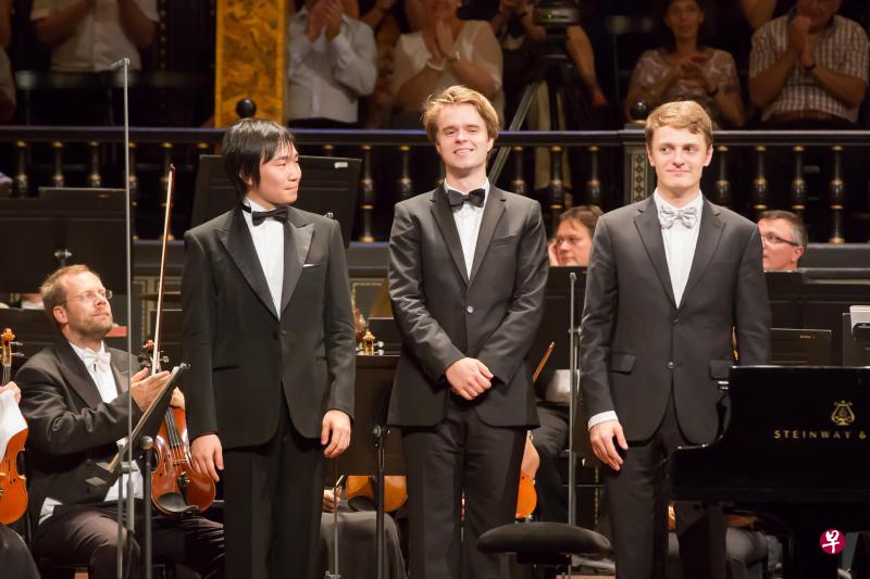 第14届李斯特国际钢琴比赛于9月11日在布达佩斯举行,日本钢琴家坂田智城(左)、俄罗斯选手谢尔盖·别利亚夫斯基(右)和德国选手莱昂·伯恩斯多夫(中)分别获得冠亚季军。(新华社) 第14届李斯特国际钢琴比赛于9月11日在布达佩斯举行,日本钢琴家坂田智城(左)、俄罗斯选手谢尔盖·别利亚夫斯基(右)和德国选手莱昂·伯恩斯多夫(中)分别获得冠亚季军。(新华社)