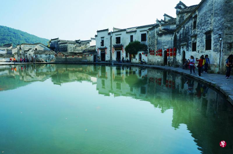 信步到此的路人，迷醉在这弯弯浅浅的半个月亮旁。